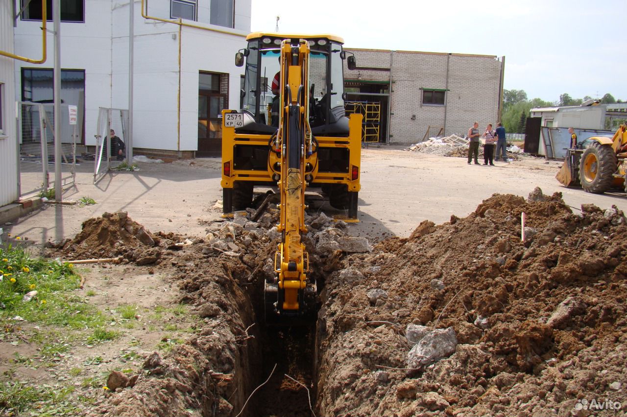 Экскаватор погрузчик траншея. JCB траншея. Рытье котлована. Копка траншей и котлованов. Рытье траншеи экскаватором.