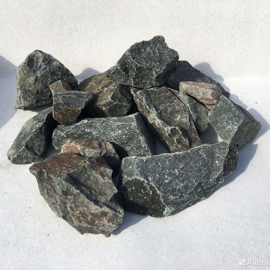 Габбро-диабаз. Диабазы порода. Диабаз зеленый камень глыба валун. Диабаз минерал. Диабаз горная порода.