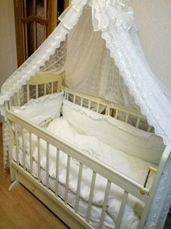 Детская кроватка с аксессуарами