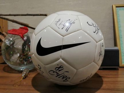 Мяч с автографами игроков Зенита