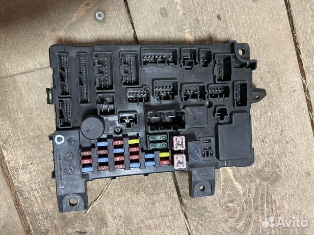 Блок предохранителей салонный Mitsubishi Outlander