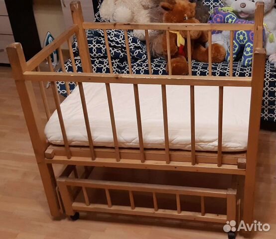 Детская колыбель с маятником