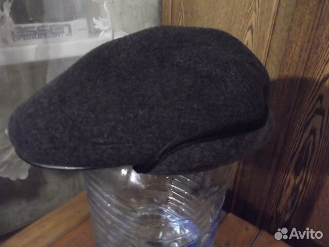 Мужская кепка и кожаная