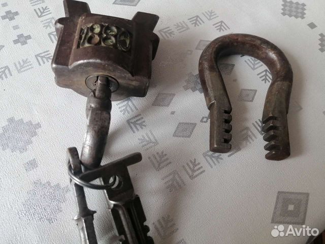 Навесной замок старинный