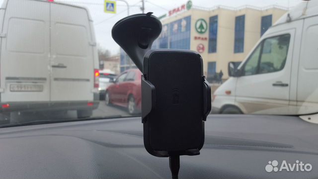 Автомобильный держатель с беспроводной зарядкой