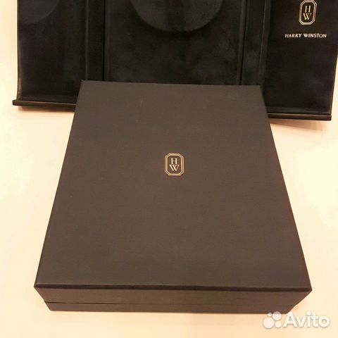 Коробка Harry Winston для колье с горловиной