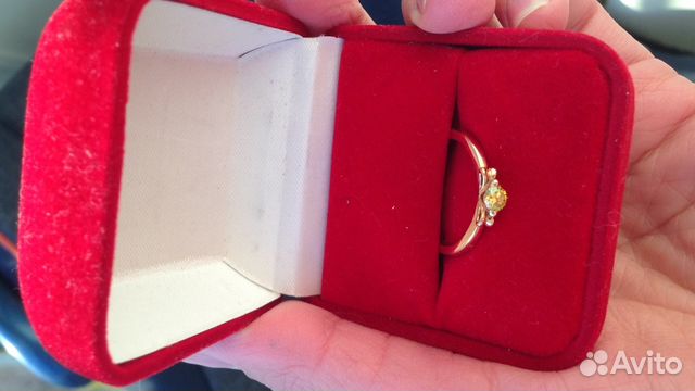 Золотое кольцо с желтым бриллиантом Золотое кольцо с желтым бриллиантом