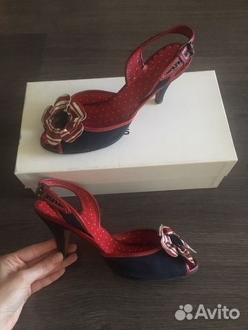 Босоножки Moschino Босоножки Moschino