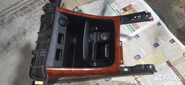 Консоль бардачка на Toyota Camry