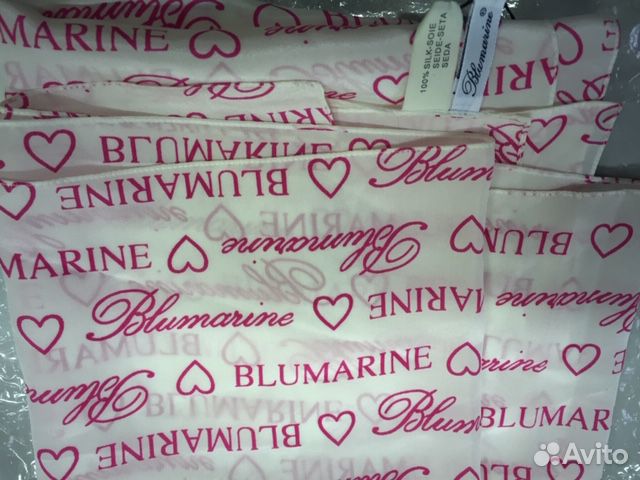 Платок blumarine Love с сердечками 90х90 Платок blumarine Love с сердечками 90х90