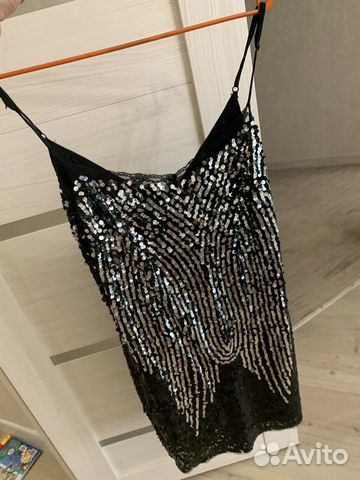 Платье в бельевом стиле с пайетками фирмы Guess Платье в бельевом стиле с пайетками фирмы Guess