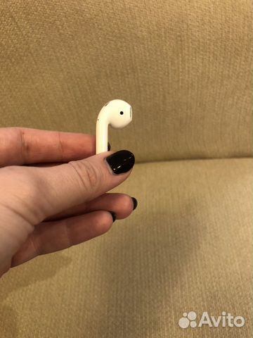 Правый наушник AirPods Правый наушник AirPods