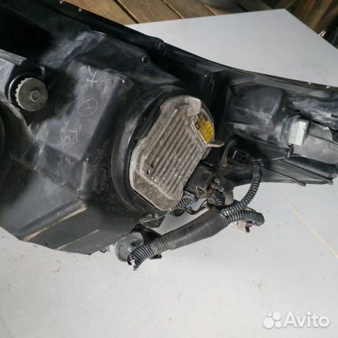 Фара правая Toyota Avensis