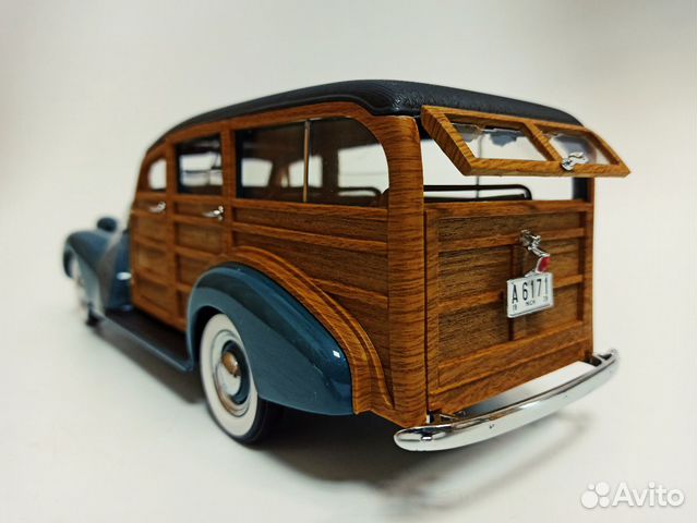 Chevrolet Woody Station Wagon, green / brown 1:18