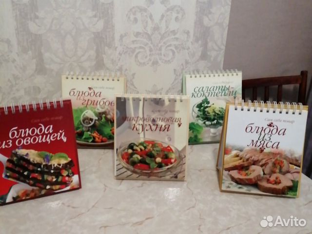 Книги по кулинарии на подставках Книги по кулинарии на подставках