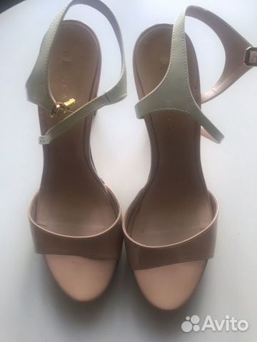 Босоножки на каблуке