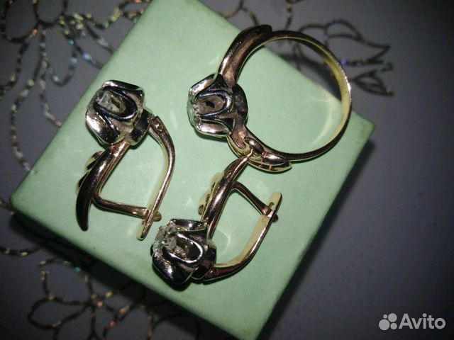Комплект: серьги и кольцо, серьги с тремя бриллиан Комплект: серьги и кольцо, серьги с тремя бриллиан