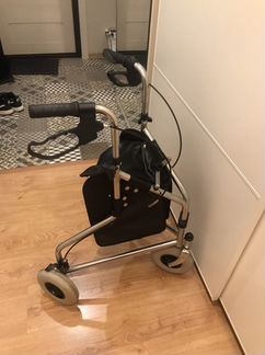 Ходунки для взрослых трехколесные с сумкой