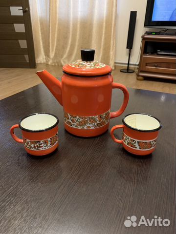 Эмалированный кофейник и две кружки