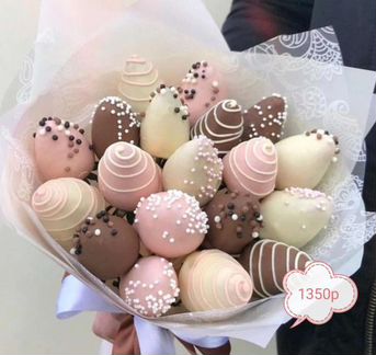 Клубника в шоколаде с цветами