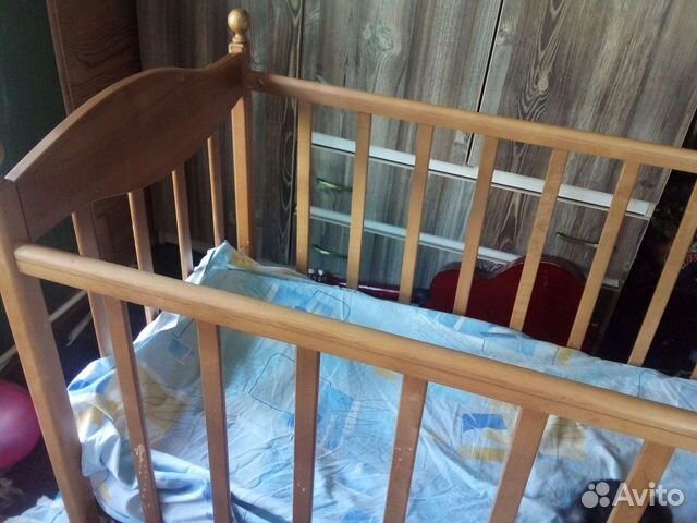Детская кроватка с маятником