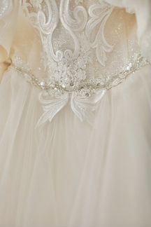 Свадебное платье с рукавами-крылышками