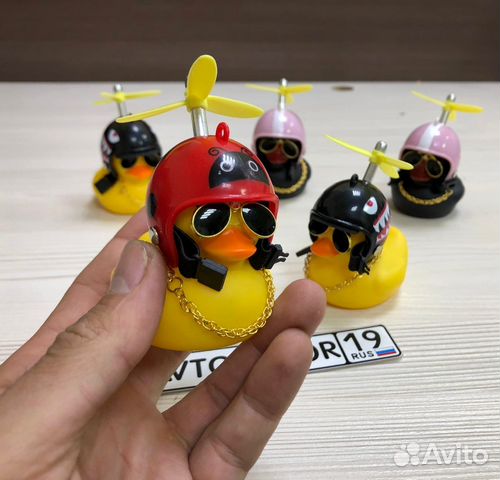 Игрушка уточка в шлеме с пропеллером и очках