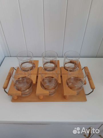 Стаканы на деревянном подносе