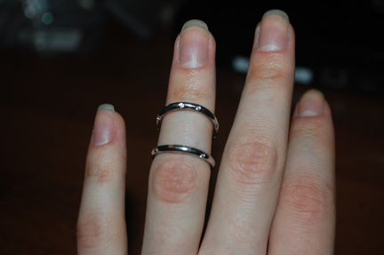 Серебряное кольцо с цирконием (17р)