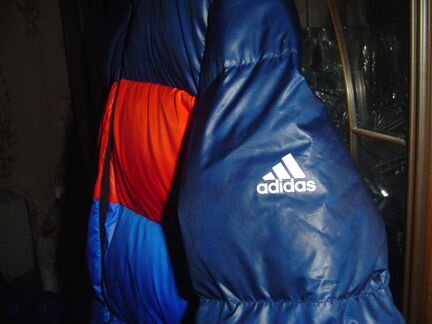 Яркий разноцветный пуховик Adidas