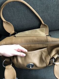 Coccinelle бежевая кожаная сумка