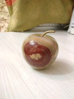 Фигурка из оникса, яблоко