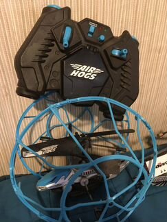 Игрушечный вертолет и птица