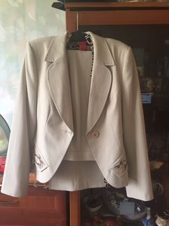 Бежевый брючный костюм