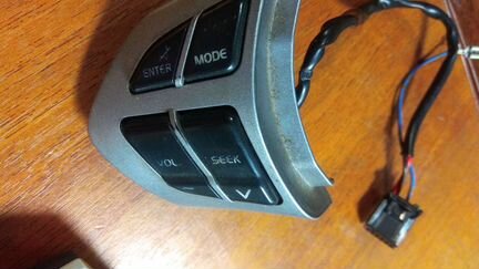 Кнопки включения магнитолы на руле Suzuki grand Vi