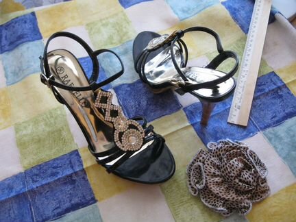 Босоножки новые.нарядные.каблук