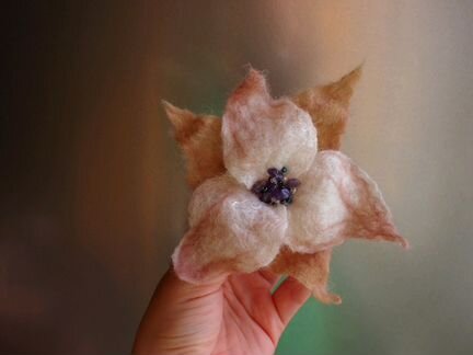 Войлочная брошь цветок в пудровой гамме с аметиста