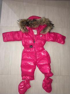 Стеганый пуховой комбинезон с пинетками moncler