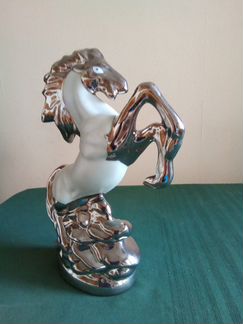 Фарфоровая статуэтка 