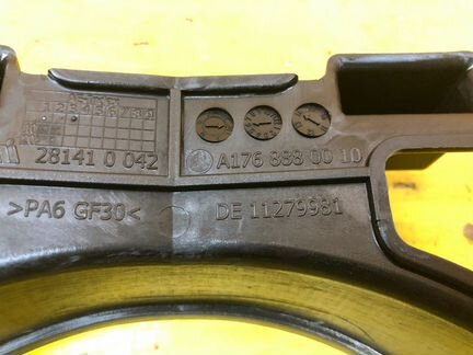 Кронштейн решетки радиатора передний Mercedes