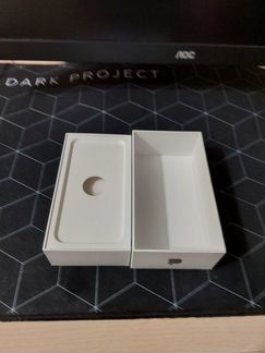 Коробка от iPhone SE 2017 с кейсом для наушников