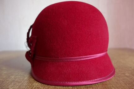 Фетровая шляпка с цветком