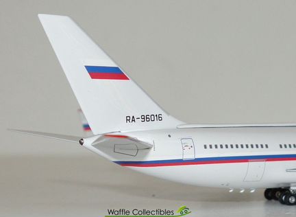 Модель самолета Ил-96-300 Россия 1/400