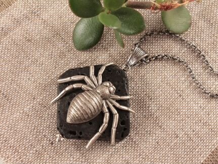 Подвеска Паук на черной лаве