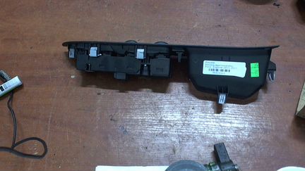 Кнопка (выключатель), Стеклоподъемника (блок кнопо