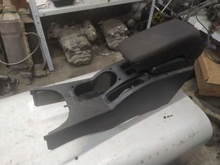 Подлокотник Mitsubishi Carisma