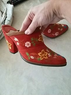 Замшевые туфли. Сабо с вышивкой