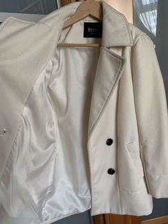 Демисезонное пальто цвета словоной кости