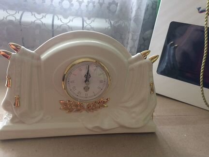 Настольные, каминные часы, фарфор новые, прибор с