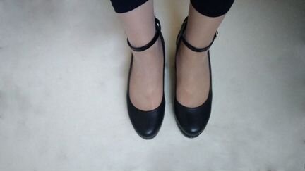 Черные кожаные туфли с ремешком